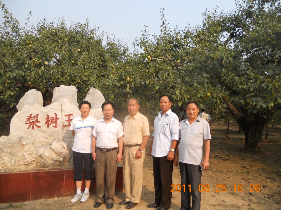 發(fā)明人徐貴閣、滑縣農(nóng)業(yè)局長(zhǎng)路水先等領(lǐng)導(dǎo)應(yīng)邀安徽考察與領(lǐng)導(dǎo)合影