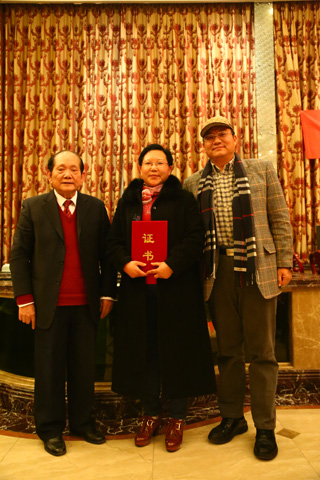 中國(guó)農(nóng)科院黃教授、梅博士與發(fā)明人徐貴閣女士頒證合影