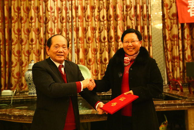 中國農科院黃教授給發(fā)明人徐貴閣女士頒發(fā)證書